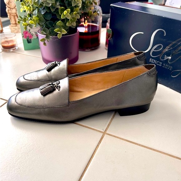 Selby Leather Tasseled Loafers in a Bronze Metallic Sz. 9.5 Narrow (3A) - Picture 3 of 15
